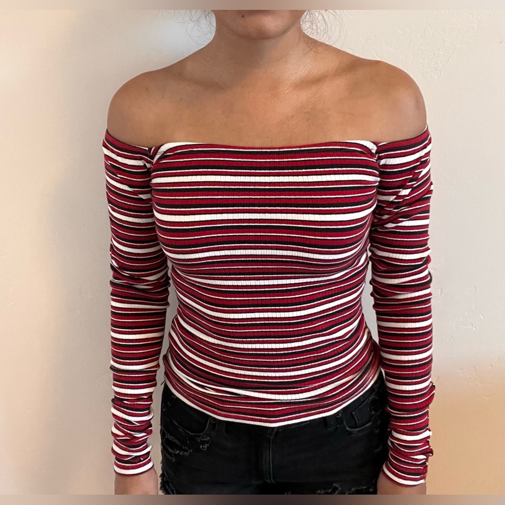 Off the shoulder stripped top. Very form fitting and flattering. Size XS